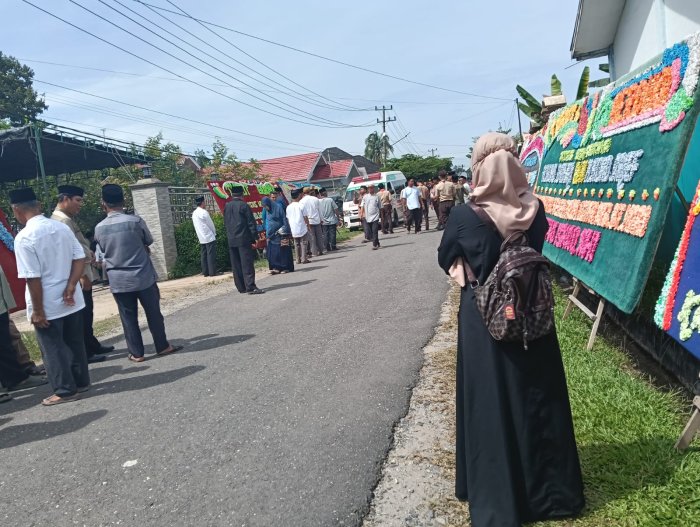 Duka Cita Mendalam, Keluarga Besar MTsN 1 Batanghari Takziah ke Rumah Duka Almarhum Bapak Drs. H. Mohd. Damiri
