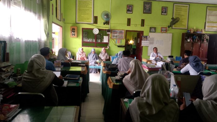 Komitmen Penuh! Kepala Madrasah dan Jajaran MTsN 1 Batang Hari Rapatkan Barisan untuk PKKM 2025
