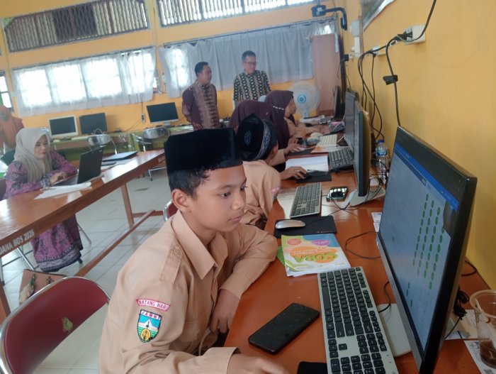 Uji Kesiapan Digital, Tim OBA MTsN 1 Batang Hari Sukses Laksanakan Simulasi Olimpiade Bahasa Arab Ke-9