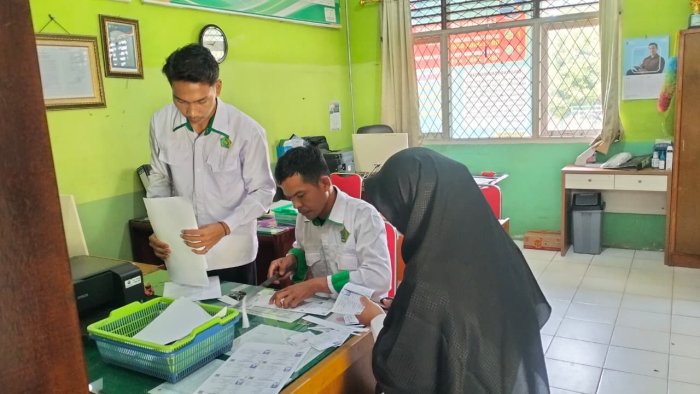 H-2 Gladi TKA, Panitia MTsN 1 Batang Hari Kejar Target Persiapan Teknis di Ruang Tata Usaha