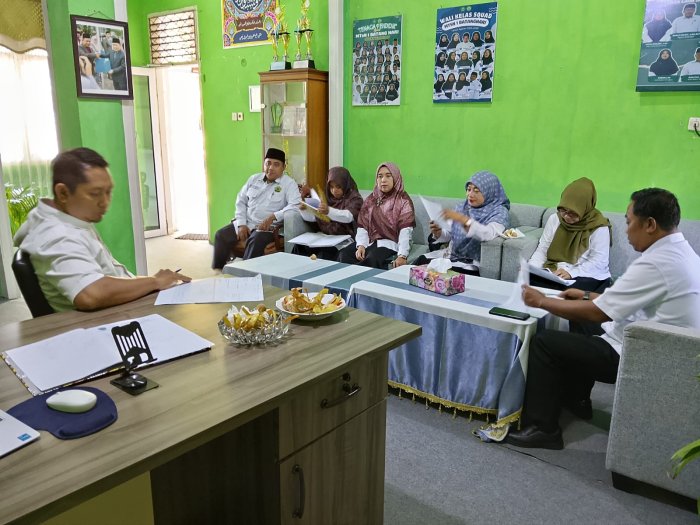 Matangkan Instrumen Penilaian, Tim Penguji PMBM Jalur Prestasi MTsN 1 Batang Hari Gelar Rapat Teknis