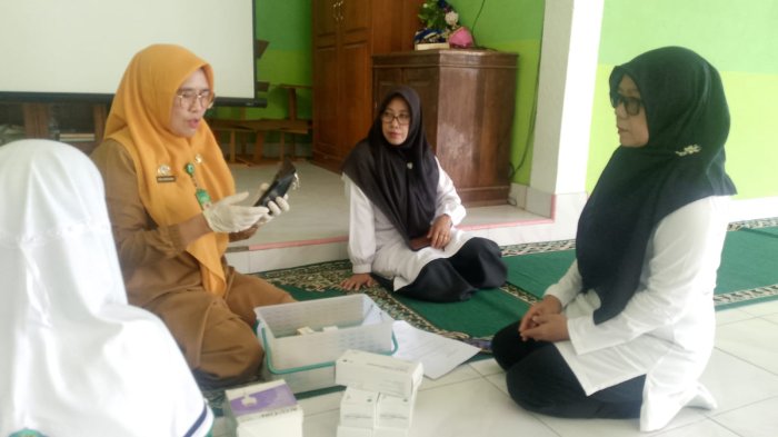 Cegah Anemia, Puskesmas Muara Bulian Gelar Pemeriksaan HB dan Distribusi TTD di MTsN 1 Batang Hari