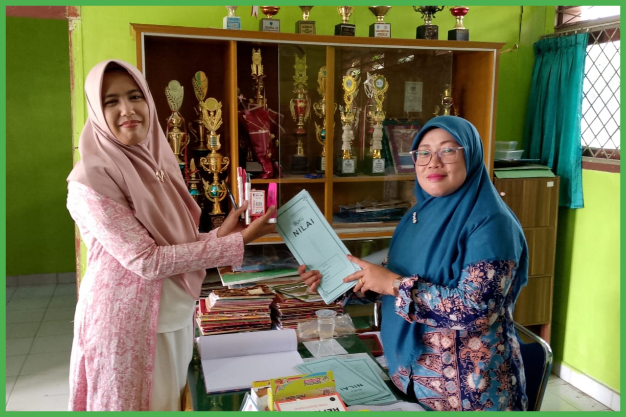 Serah Terima Alat Tulis Kantor (ATK) Tahun Ajaran 2025