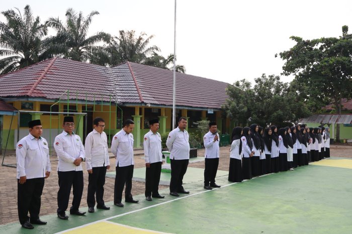 Masuki Hari Pamungkas ASAS Genap TA 2025/2026, Kepala MTsN 1 Batang Hari Pimpin Apel Pagi Akhir Ujian Masuki Hari Pamungkas ASAS Genap TA 2025/2026, Kepala MTsN 1 Batang Hari Pimpin Apel Pagi Akhir Ujian