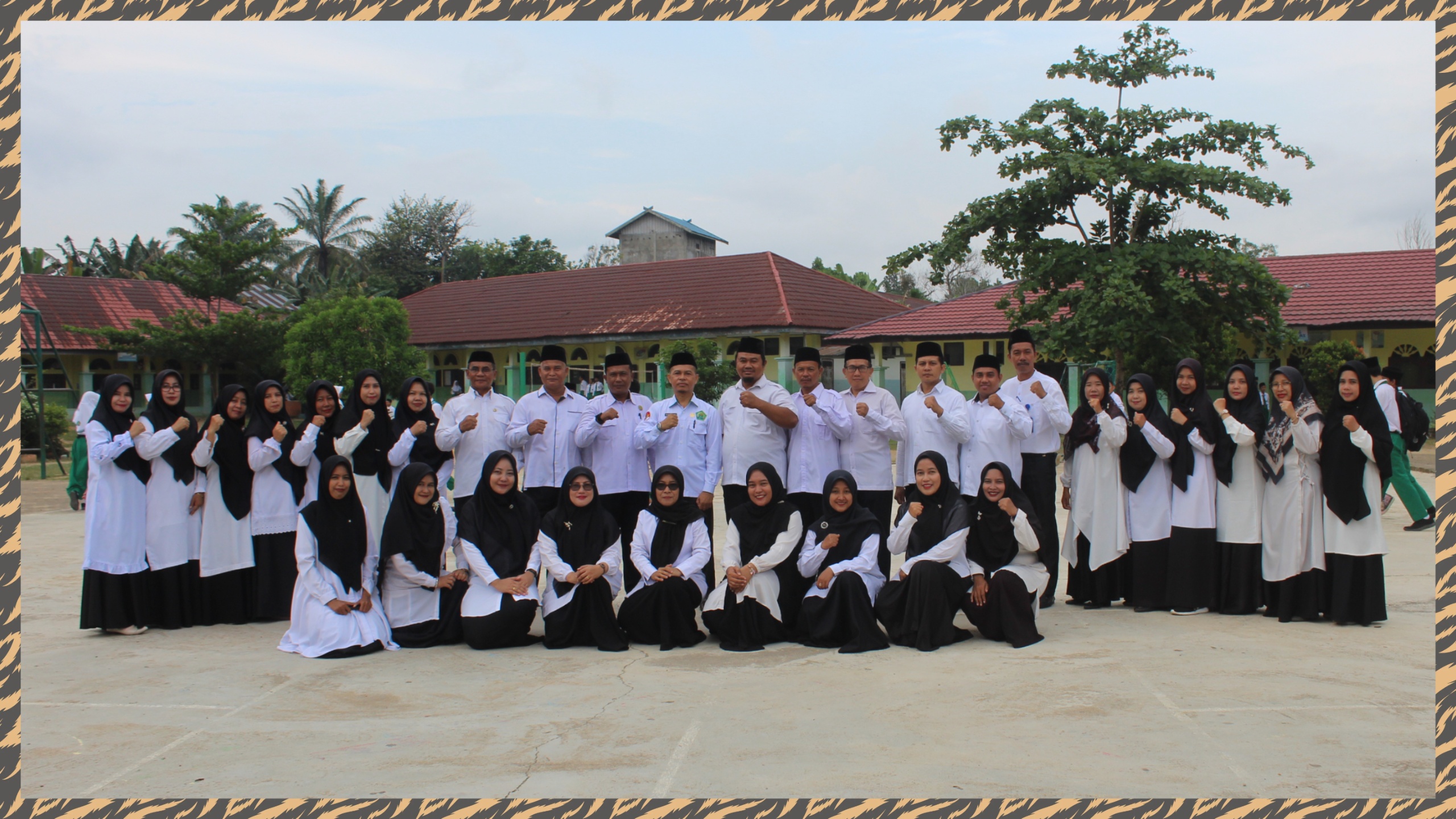 Kepala KUA Muara Bulian Pimpin Upacara Bendera di MTsN 1 Batang Hari