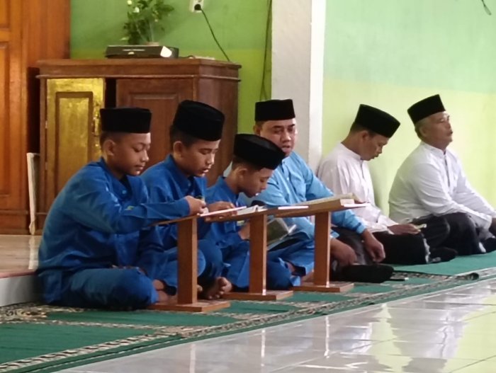 Pembiasaan Keagamaan: Kelas VII D Jadi Petugas Pembacaan Surah Al-Mulk di Mushola Madrasah