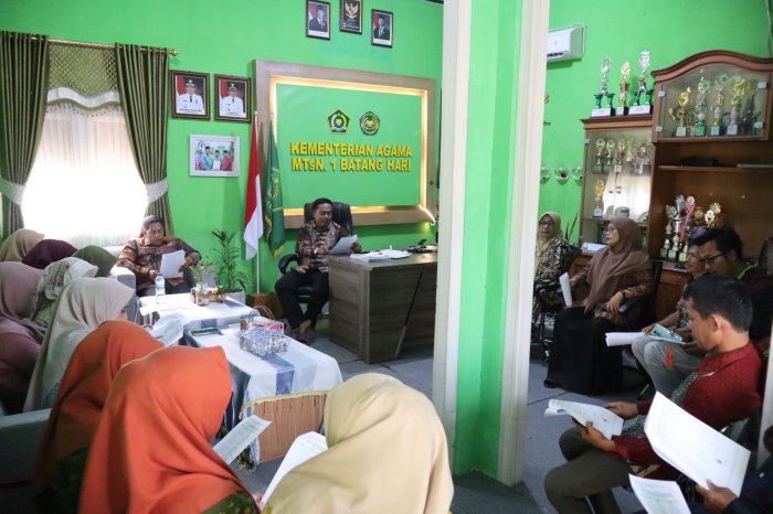 Siapkan Penampilan Maksimal di Pawai Pembangunan HUT RI Ke-81, MTsN 1 Batang Hari Gelar Rapat Teknis Panitia Pendamping