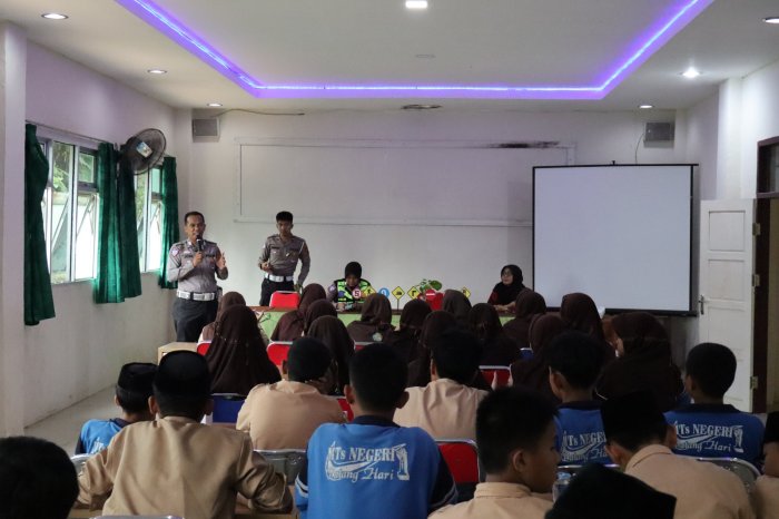 Tingkatkan Kesadaran Pelajar, Satlantas Polres Batanghari Gelar Sosialisasi Tertib Lalu Lintas di MTsN 1 Batang Hari
