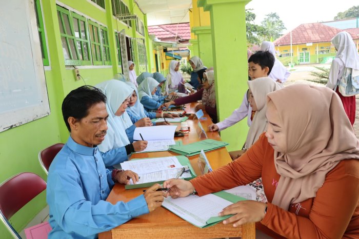 Aura Semangat dan Responsif, Intip Kesibukan Panitia PMBM di Meja Daftar Ulang Hari Pertama MTsN 1 Batang Hari Aura Semangat dan Responsif, Intip Kesibukan Panitia PMBM di Meja Daftar Ulang Hari Pertama MTsN 1 Batang Hari