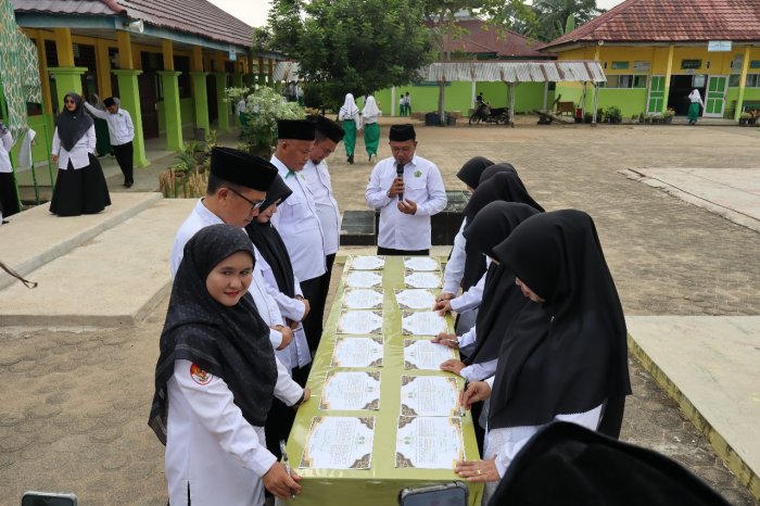 Sikap Tegas! Guru dan Pegawai MTsN 1 Batang Hari Ikat Diri dalam Fakta Integritas