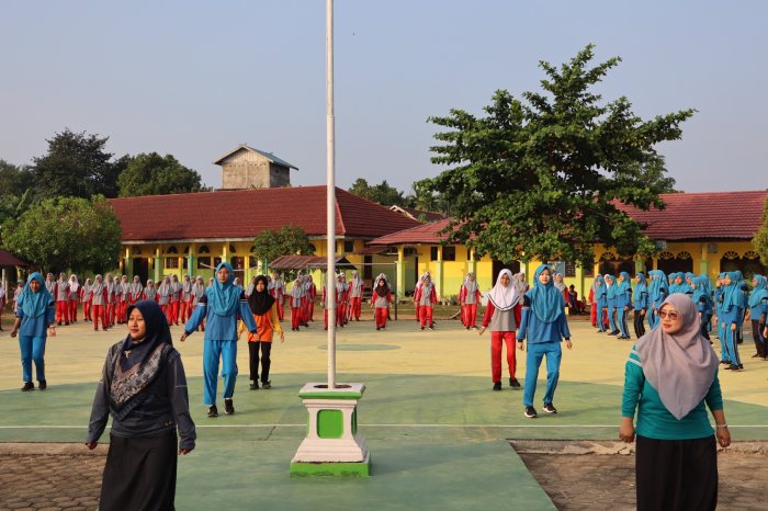 Bakar Semangat Akhir Pekan, Civitas MTsN 1 Batang Hari Goyang Bersama di Jumat Ceria Bakar Semangat Akhir Pekan, Civitas MTsN 1 Batang Hari Goyang Bersama di Jumat Ceria