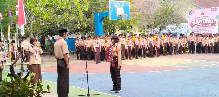 Reva Agni Pratiwi utusan dari Gudep 03.112 Pangkalan MTsNegeri 1 Batang Hari pimpin Upacara Penutupan Jamran 2025 Reva Agni Pratiwi utusan dari Gudep 03.112 Pangkalan MTsNegeri 1 Batang Hari pimpin Upacara Penutupan Jamran 2025