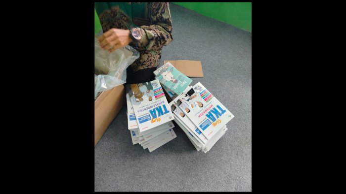 Tingkatkan Literasi Siswa, MTsN 1 Batang Hari Serahkan Koleksi Buku TKA dan Cerita ke Perpustakaan