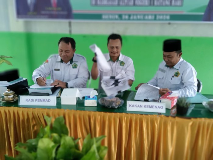 Sesi Intensif: Kepala MTsN 1 Batang Hari Paparkan Laporan BOS dalam Monev