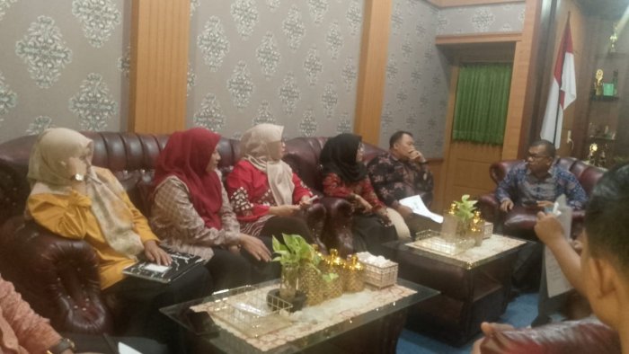 Sukseskan HAB Kemenag ke-80, Ibu Rati Artarini dan M. Chusaini Ikuti Rapat Pesiapan Jalan Santai Kerukunan
