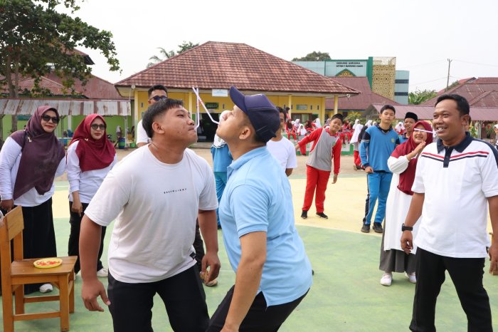 Gelak Tawa Pecah di MTsN 1 Batang Hari, Tim Bapak-Bapak Adu Cepat dalam Lomba Estafet Gelang Karet