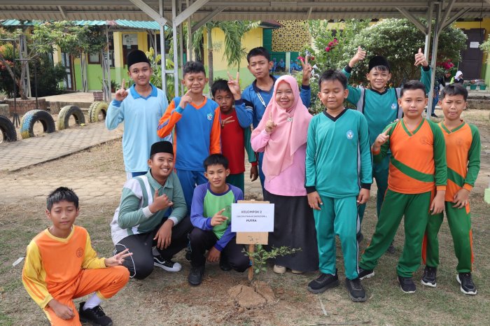 Tanamkan Kepedulian Lingkungan Sejak Dini, Siswa Baru MTsN 1 Batang Hari Lakukan Aksi Penghijauan di Kegiatan MATAMUDA Tanamkan Kepedulian Lingkungan Sejak Dini, Siswa Baru MTsN 1 Batang Hari Lakukan Aksi Penghijauan di Kegiatan MATAMUDA