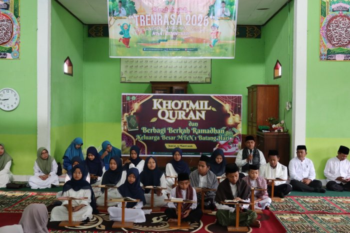 Sambut Idulfitri, MTsN 1 Batang Hari Gelar Khotmil Quran Massal Sebelum Libur Panjang