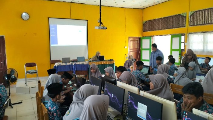 Uji Kesiapan Akhir, Siswa MTsN 1 Batang Hari Ikuti Gladi Bersih TKA 2026 di Laboratorium TIK