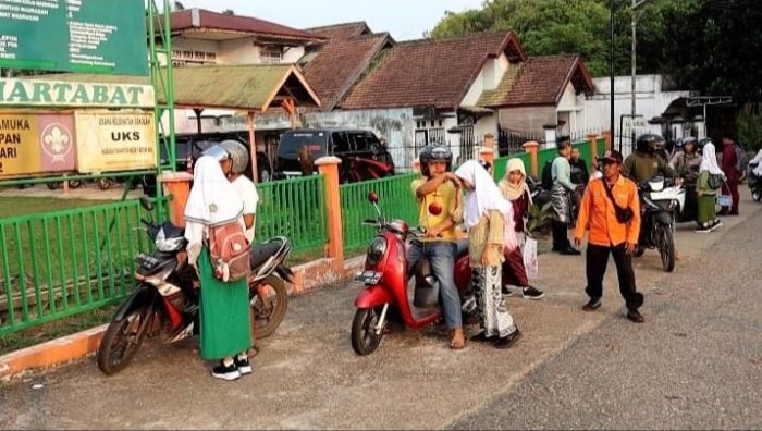 Penuh Kehangatan, Suasana Pagi Ini di MTsN 1 Batang Hari Diwarnai Aksi Nyata Para Ayah Terapkan GAMAS Penuh Kehangatan, Suasana Pagi Ini di MTsN 1 Batang Hari Diwarnai Aksi Nyata Para Ayah Terapkan GAMAS