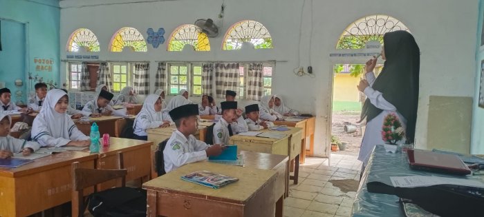 Tingkatkan Kompetensi Guru, MTsN 1 Batang Hari Lakukan Supervisi PBM Bahasa Indonesia oleh Ibu Yuningsih, S.Pd.