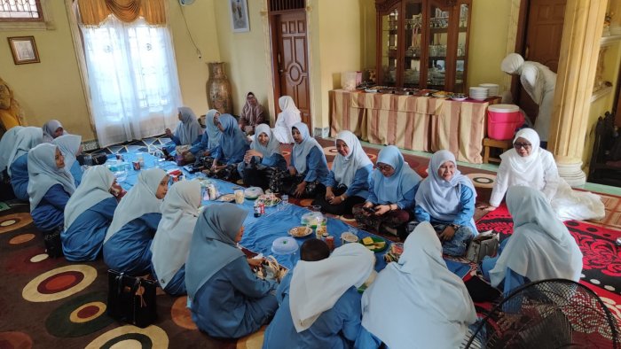 Pererat Silaturahmi, Keluarga Besar MTsN 1 Batang Hari Hadiri Walimatussafar Ibu Dra. Adriyanti