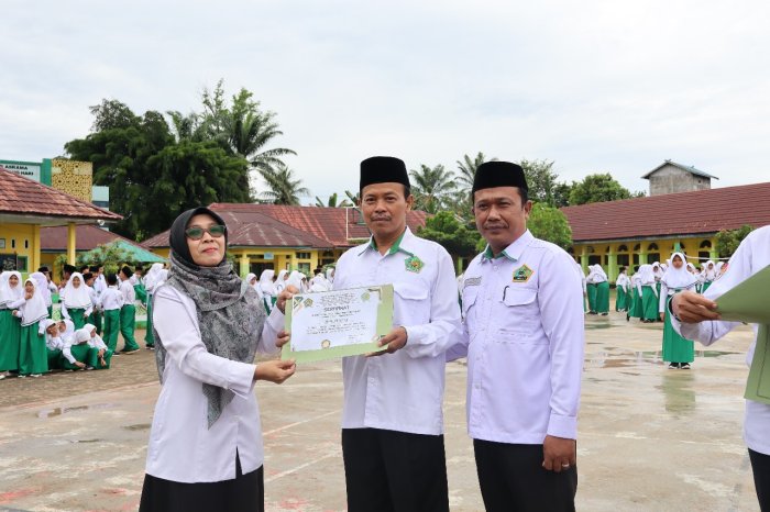 Kembangkan Budaya Islami: MTsN 1 Batang Hari Apresiasi Bapak Khalimi, Motor Penggerak Prestasi Ekskul Hadroh