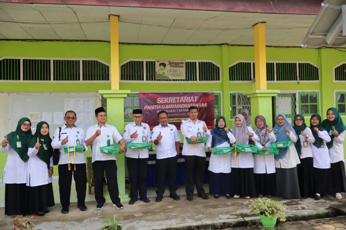 Pusat Kendali Ujian: Mengintip Kesibukan Meja Sekretariat Panitia UM MTsN 1 Batang Hari Pusat Kendali Ujian: Mengintip Kesibukan Meja Sekretariat Panitia UM MTsN 1 Batang Hari