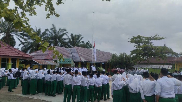 Adab Dulu, Baru Berilmu: Pesan Mendalam Pembina Upacara MTsN 1 Batang Hari