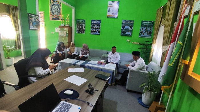 TETAPKAN KRITERIA KELULUSAN SISWA KELAS IX, KEPALA MTsN 1 BATANG HARI GELAR RAPAT KOORDINASI BERSAMA PENGAWAS MADRASAH