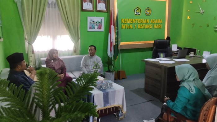 Menuju Predikat WBK 2026, MTsN 1 Batang Hari Matangkan Persiapan Bersama Pengawas Madrasah