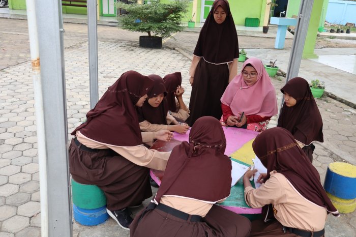 Belajar Matematika Jadi Lebih Seru, Siswa Kelas 9 MTsN 1 Batang Hari Sulap Taman Madrasah Jadi Ruang Kelas