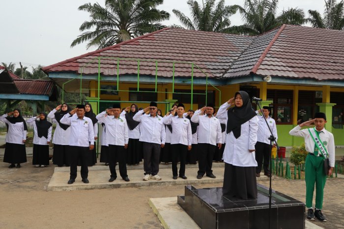 Upacara Bendera MTsN 1 Batang Hari: Membangun Karakter Lewat Ilmu yang Berkah