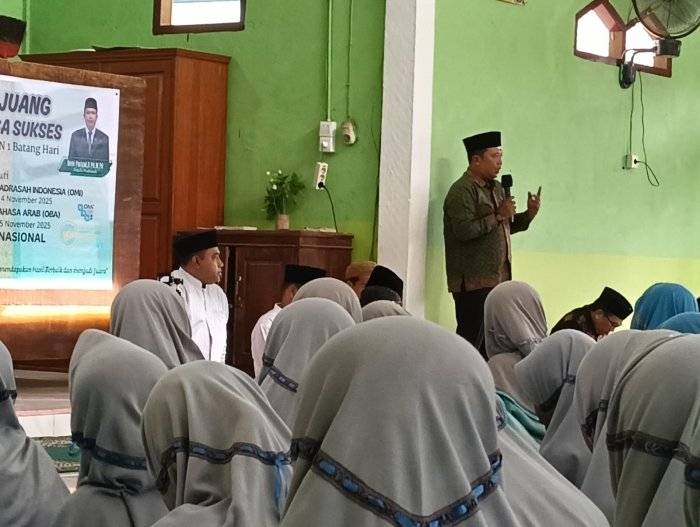Arahkan Langsung di Mushola, Kepala MTsN 1 Batanghari Tekankan Pentingnya Disiplin dan Akhlak