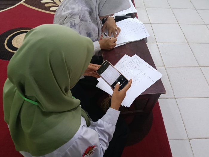 GTK MTsN 1 Batang Hari Siapkan Berkas untuk Diunggah ke Link PTSP Kemenag