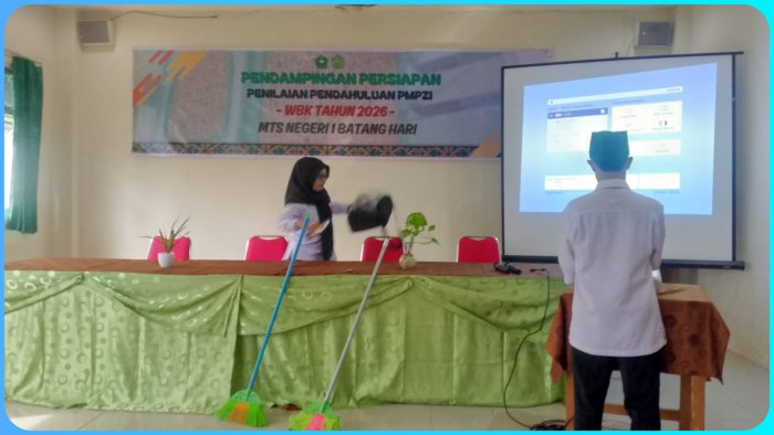 Sambut Kunjungan Kakan Kemenag, Tim Pengelola Aula MTsN 1 Batang Hari Lakukan Penataan Ulang