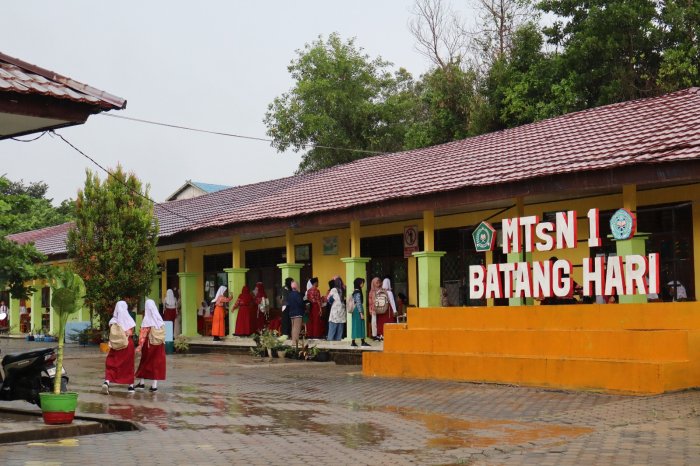 Saring Bibit Unggul, 156 Calon Siswa Ikuti Tes Tertulis dan Lisan PMB Jalur Reguler di MTsN 1 Batang Hari Saring Bibit Unggul, 156 Calon Siswa Ikuti Tes Tertulis dan Lisan PMB Jalur Reguler di MTsN 1 Batang Hari