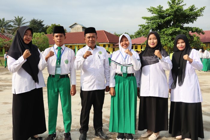 Simbol Kesiapan Akademik, Kepala Madrasah dan Ketua Panitia Sematkan ID Card Peserta ASAS 2026