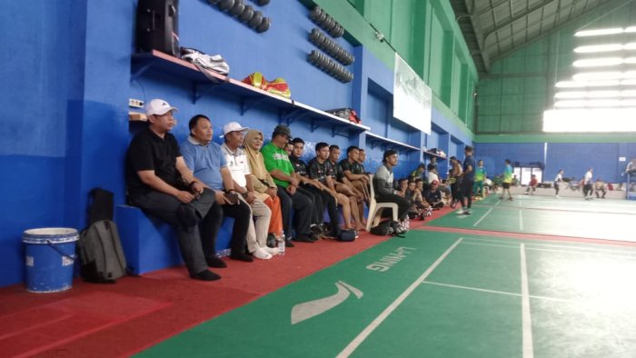 Peringati HAB ke-80, Kepala MTsN 1 Batang Hari Turun Langsung Beri Dukungan Tim Badminton Kemenag