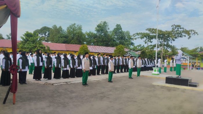 Gelorakan Semangat Nasionalisme dan Perangi Narkoba, MTsN 1 Batang Hari Nyanyikan Mars BNN dan Lagu Nasional