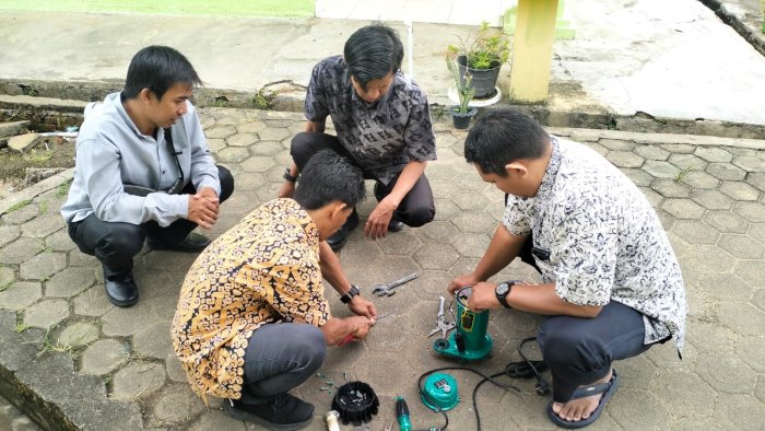 Wujud Kebersamaan, Pegawai MTsN 1 Batang Hari Kompak Perbaiki Sarana Pompa Air Kolam Wujud Kebersamaan, Pegawai MTsN 1 Batang Hari Kompak Perbaiki Sarana Pompa Air Kolam