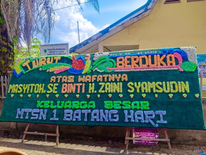Rasa Kehilangan, Keluarga Besar MTsN 1 Batang Hari Melayat ke Rumah Duka Almarhumah Ibu Masyitoh Rasa Kehilangan, Keluarga Besar MTsN 1 Batang Hari Melayat ke Rumah Duka Almarhumah Ibu Masyitoh