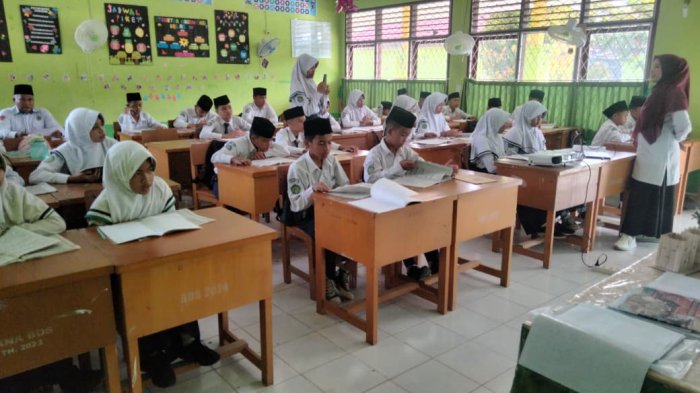 Tingkatkan Kompetensi Guru, MTsN 1 Batang Hari Lakukan Supervisi PBM Fikih oleh Bapak Mukhtar, S.Ag., M.Pd.