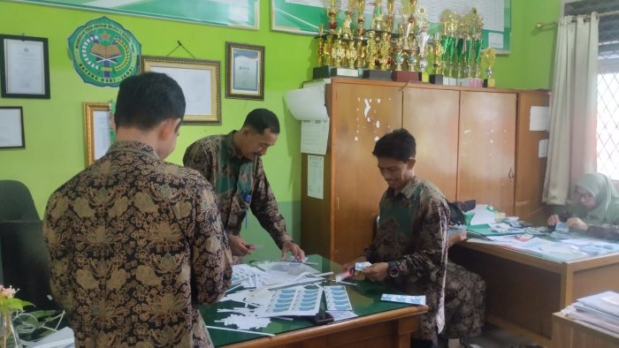 Panitia ASAS Ganjil MTsN 1 Batang Hari Matangkan Persiapan, Fokus Pemotongan Kartu Ujian