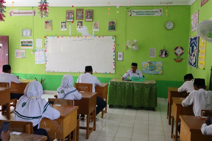 Dibalik Layar UM 2025/2026: Kedisiplinan dan Dedikasi Pengawas MTsN 1 Batang Hari Jamin Kelancaran Ujian