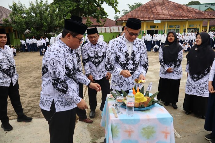Momen Penuh Makna: Pemotongan Tumpeng HGN ke-80 MTsN 1 Batang Hari Oleh Kepala Kantor Kemenag Bapak H. Zeifni Ishaq, M.H.I.