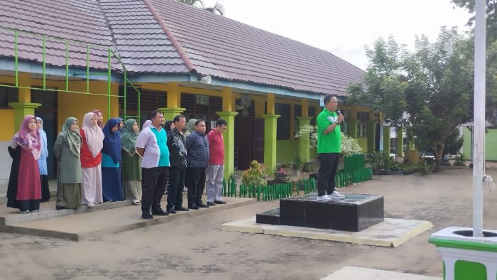 Semangat Sportivitas Membara: Kepala MTsN 1 Batang Hari Pimpin Apel Pembukaan Class Meeting