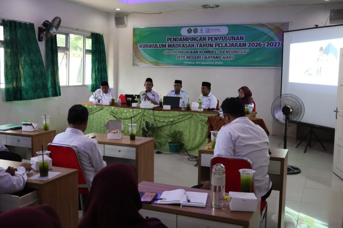 Mantapkan Arah Pendidikan, Bapak Ahmad Sholahuddin Jadi Pemateri Penyusunan Kurikulum MTsN1 Batang Hari TA 2026-2027