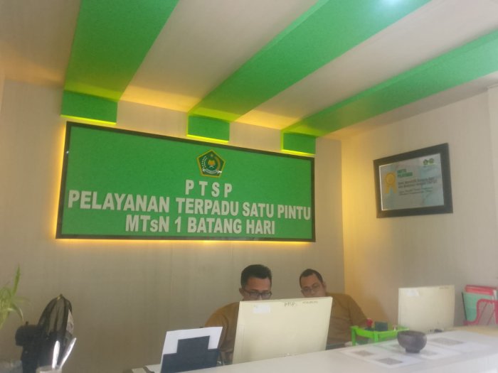 Komitmen Pelayanan Prima, Jajaran Tata Usaha dan Petugas PTSP MTsN 1 Batang Hari Tetap Siaga di Masa Libur Madrasah Komitmen Pelayanan Prima, Jajaran Tata Usaha dan Petugas PTSP MTsN 1 Batang Hari Tetap Siaga di Masa Libur Madrasah