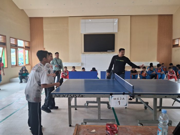 Perkuat Kebersamaan HAB ke-80, Guru MTsN 1 Ambil Peran sebagai Juri Tenis Meja